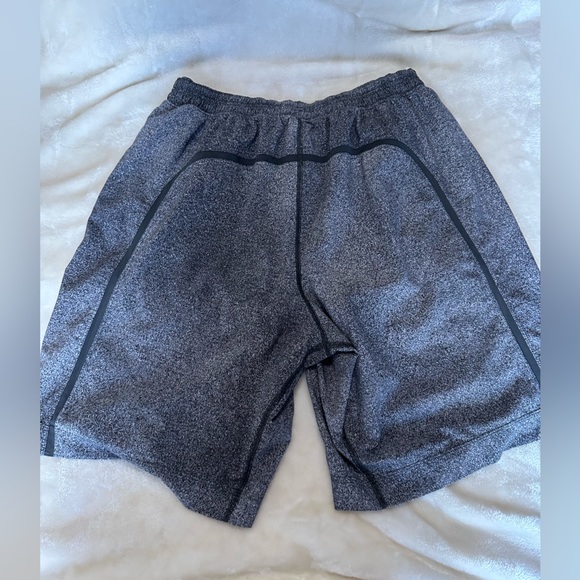 Lulu Lemon men’s 9” Pace Breaker shorts - Picture 2 of 3